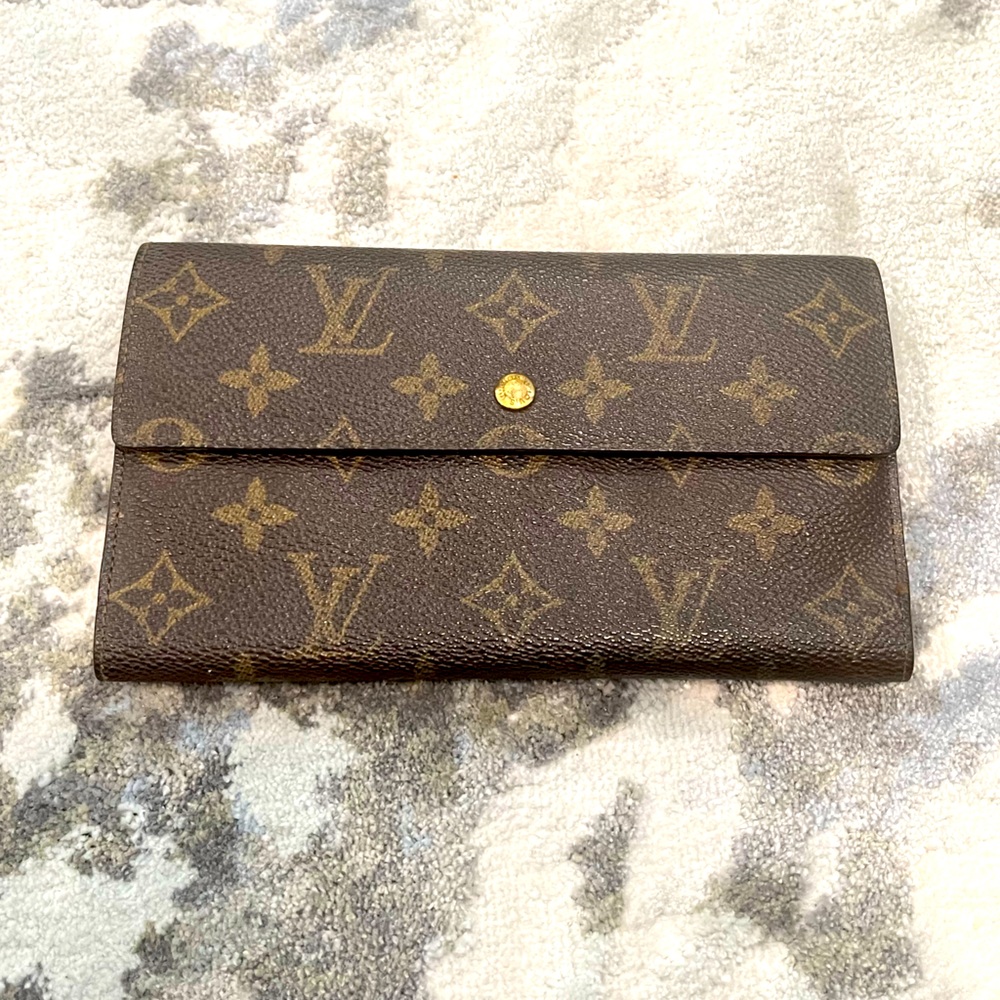 Authentic LOUIS VUITTON Trifold International wallet in Monogram
